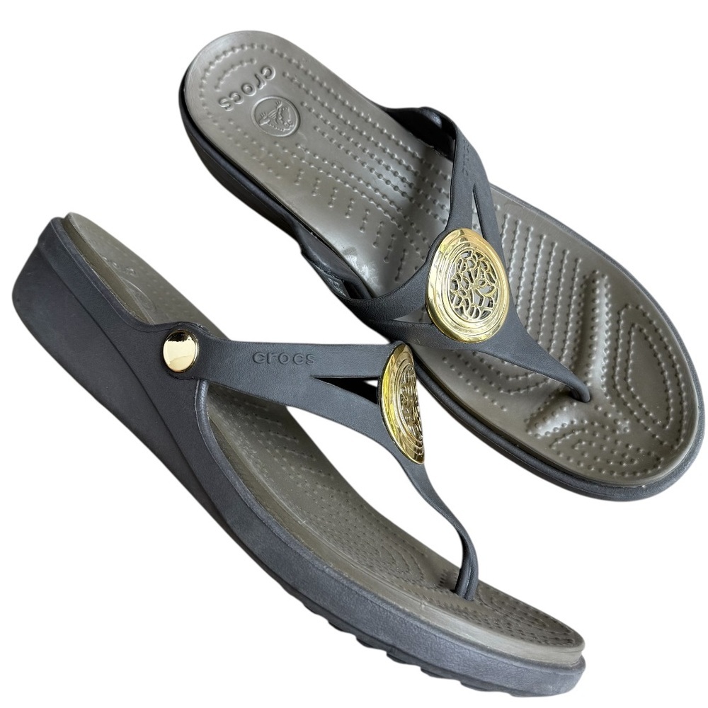 Crocs Sanrah gold brown beveled circle women 11 medallion sandals